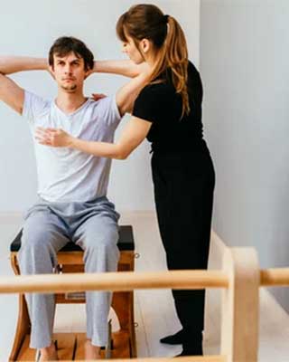 Profesores certificados en Pilates siguiendo el auténtico método y con un equipamiento especializado